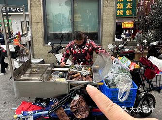 是长沙南门口的擂辣椒皮蛋茄子小摊