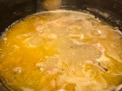 浓厚原只鸡煲花胶汤-鲜入围煮花胶鸡海鲜火锅