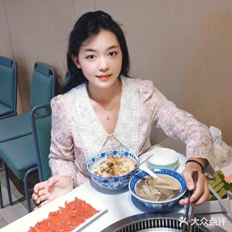 火锅当然要吃现切牛肉啦！