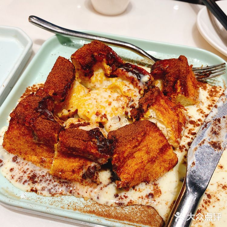 门口的招牌鸭让人非常有食欲，点了鲜肉糯米烧卖