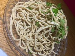 香椿苗拌豆腐丝-谢蟹浓·肉蟹煲(新奥店)