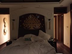 大床房，因为宝宝在睡觉，所以没开灯-和悦庄乡村温泉酒店