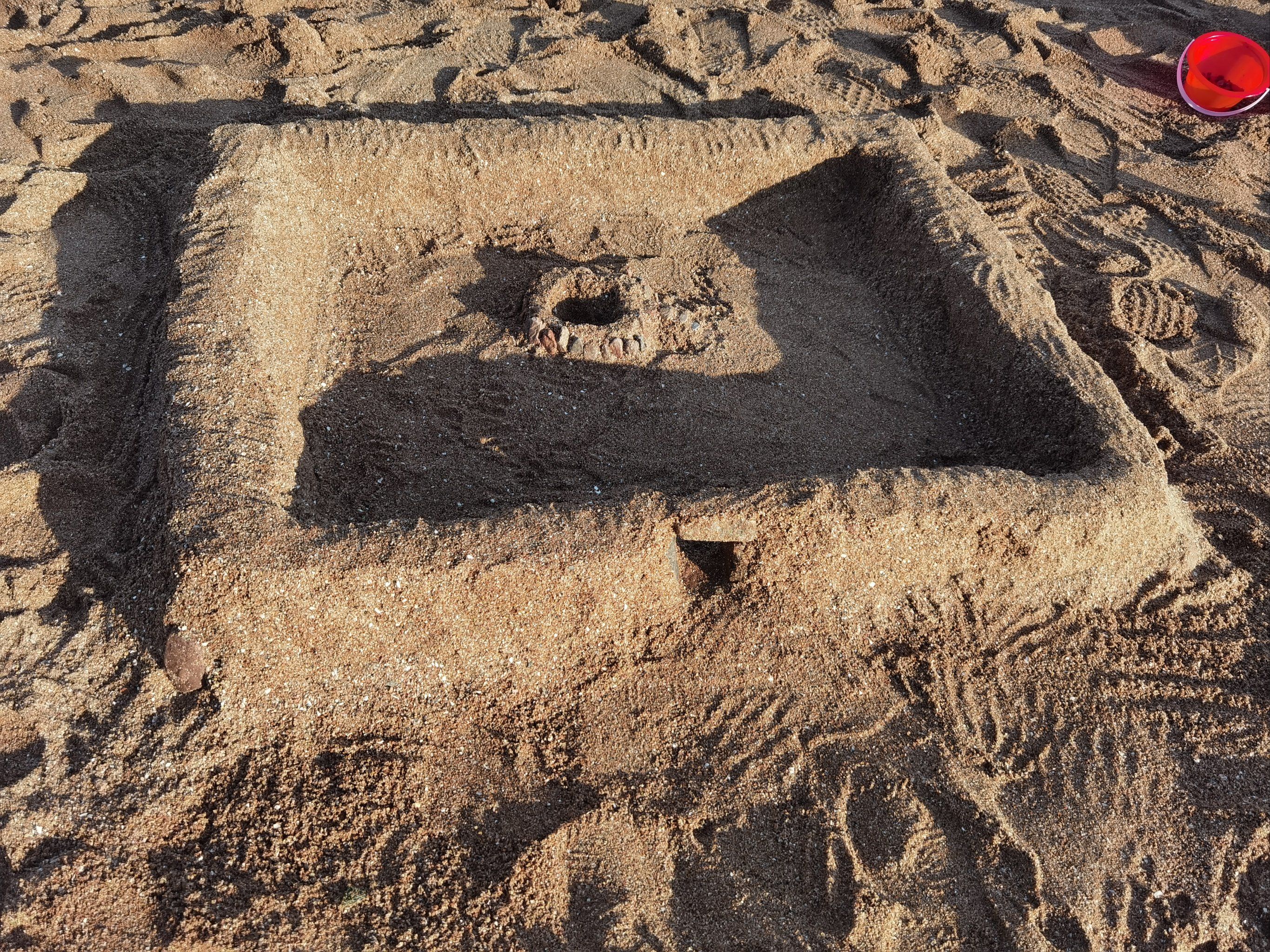 天天领红包 青岛海滩都是这种棕色的粗粒