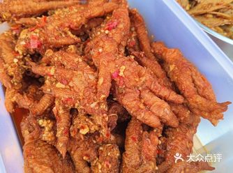 每次下班路过这边都会被这个卤味摊吸引，不仅有凉菜