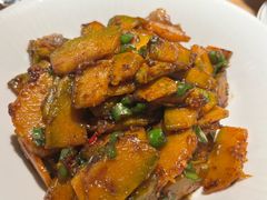 青椒炒老南瓜-聚鑫朋酸菜肥肠(文艺路口店)