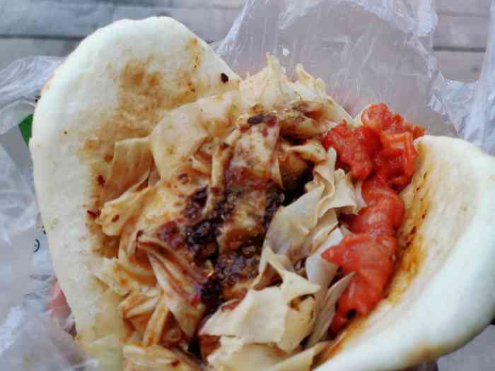 月亮馍夹菜图片月亮馍图片月亮馍夹串馍夹豆腐皮图片菜夹馍豆皮月亮馍