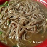 去的人都会点一份驴肉。这里边儿的驴肉味道很美