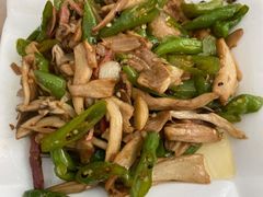 青椒炒鸡枞-蘑统田下·野生菌火锅