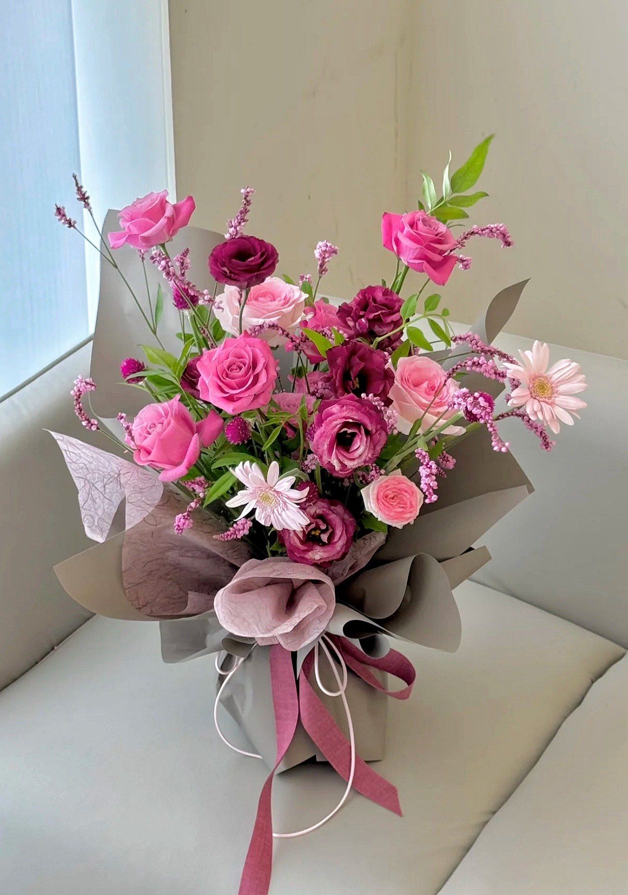 粉雪山则如轻柔的云朵,为花束增添了一抹温柔的色彩