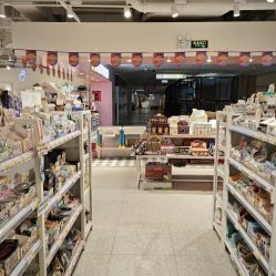 -嗨本可潮玩仓(大兴大悦春风里店)