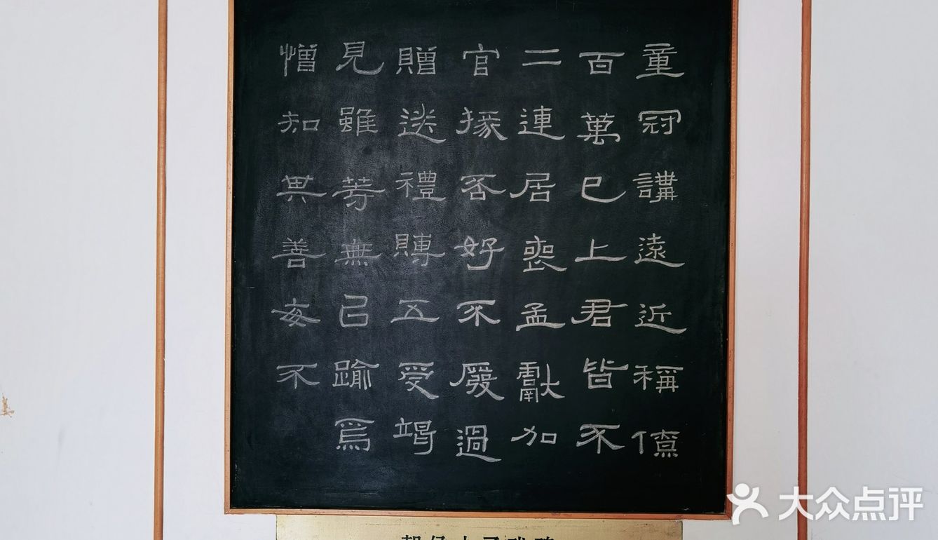 只能步行上山。入公园的门仅限一辆2米左右车的宽度