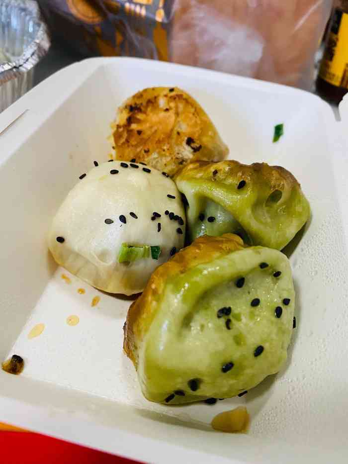 谷拾生煎-"一家开在王府井大街的生煎小店,装修环境小.