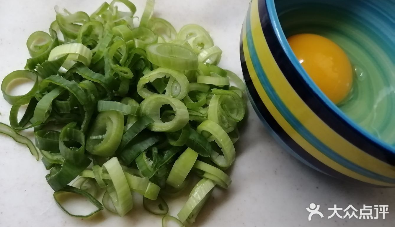 切一个西红柿。吃完西红柿就挺饱的了