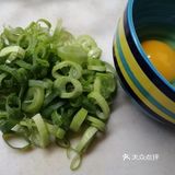 切一个西红柿。吃完西红柿就挺饱的了