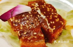 Crispy Duck Wrapped in Lettuce