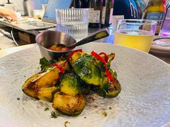 炙烤孢子甘蓝配chimichurri-LESCEDARS Brasserie Bistro香柏树