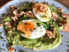 牛油果煮蛋吐司-RAC BAR(安福路店)