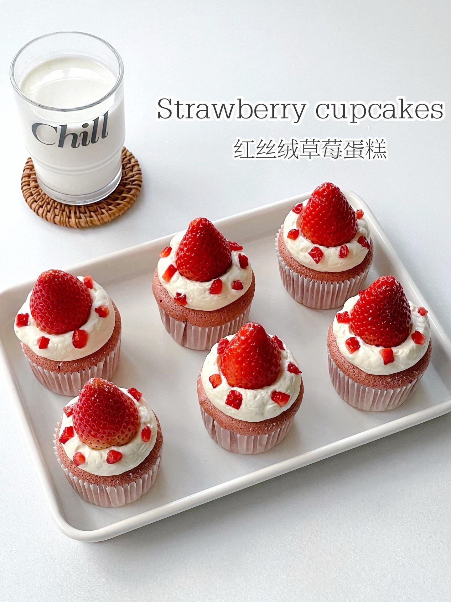 草莓红丝绒纸杯蛋糕.