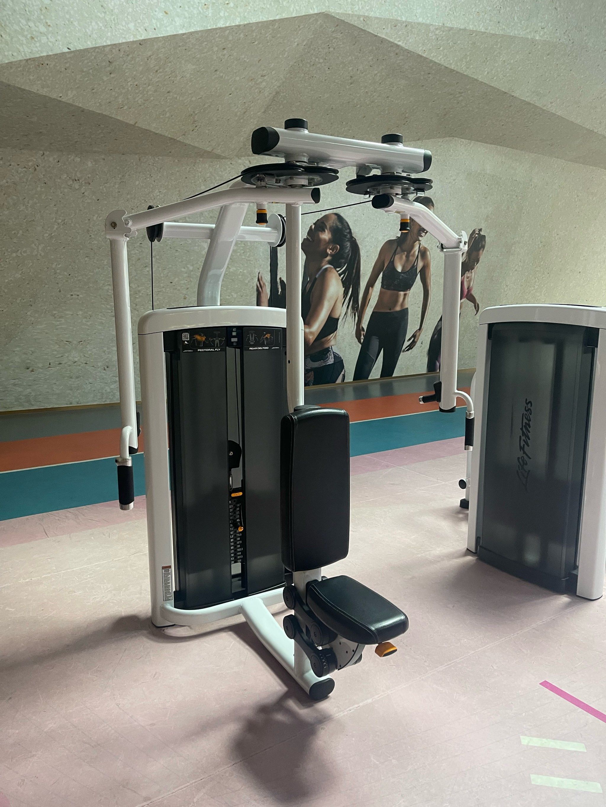 蝴蝶机训练,打造完美胸肌!