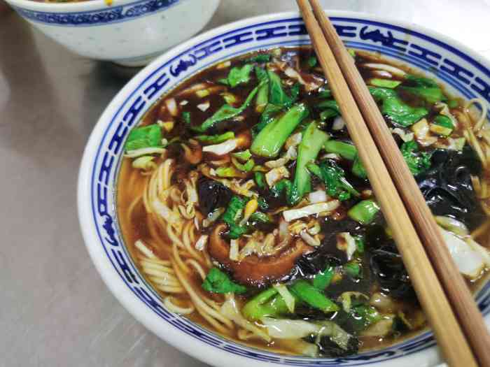 魔都黄浦区瞿溪路近南园小区北门的宝泰面馆是一家平民老面馆,有点小