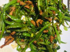 鲜豆角丝炒肉-姥姥家春饼店(佳亿时尚广场店)