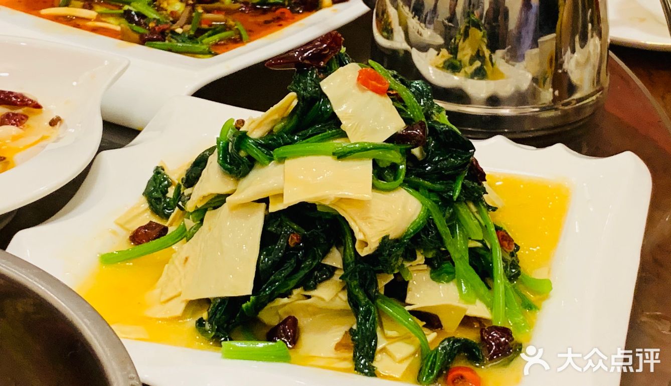 猪耳朵，牛头肉，凉粉，都不错，西湖牛肉羹，肚丝汤