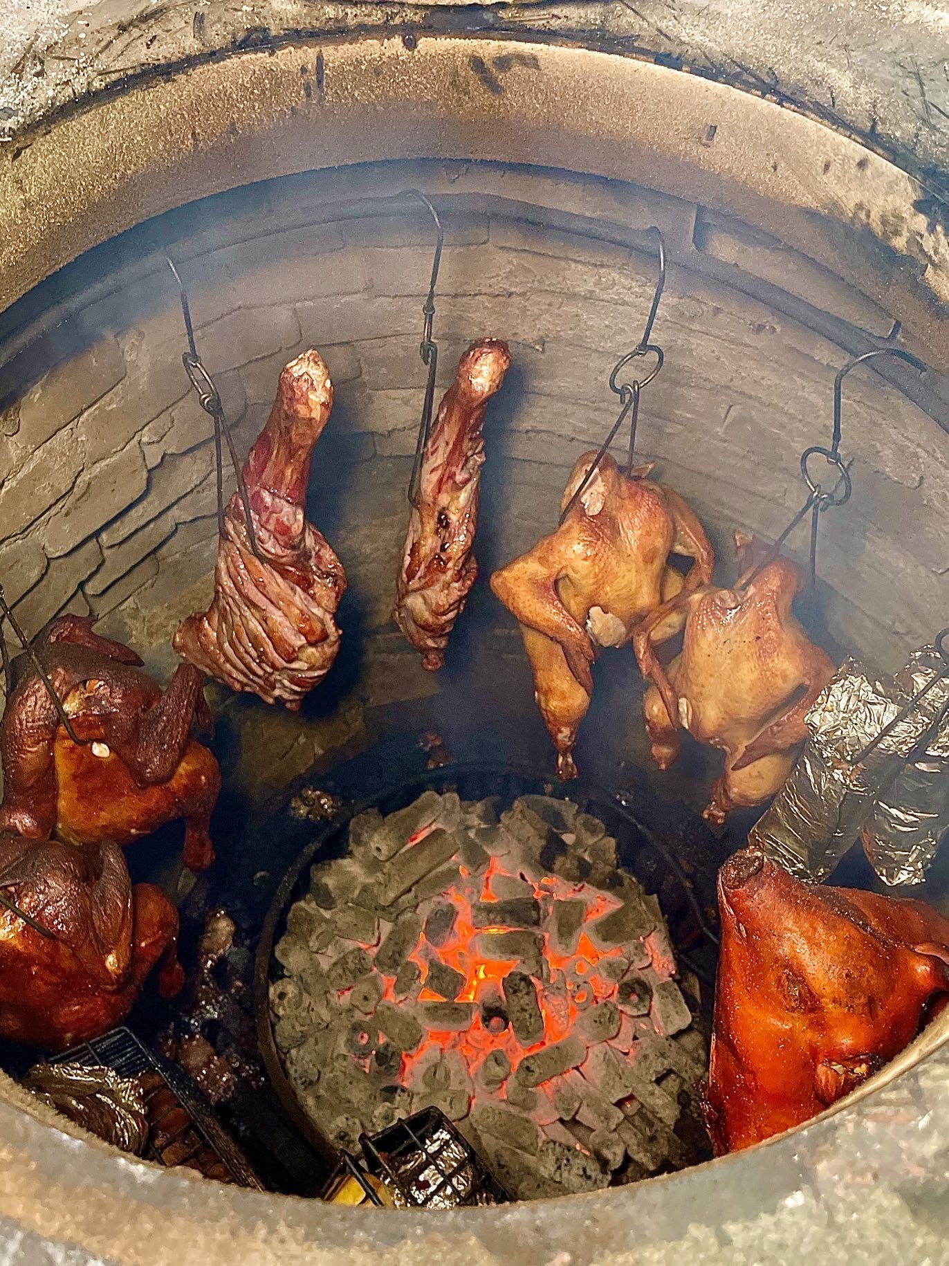 谁还没吃过窑阿婆民间土窑坑烤呀!