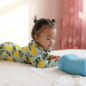 穿连体衣宝宝的可爱瞬间～