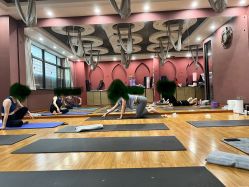 -威思丽高温瑜伽会馆