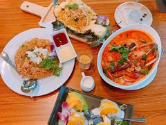 -Chom Cafe and Restaurant