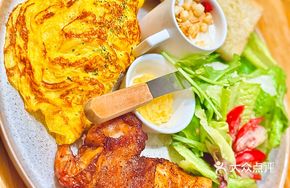 Herb-Crusted Chicken with Omelette Platter