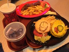 -小镇影院迪士尼小熊Duffy与他的朋友合影地