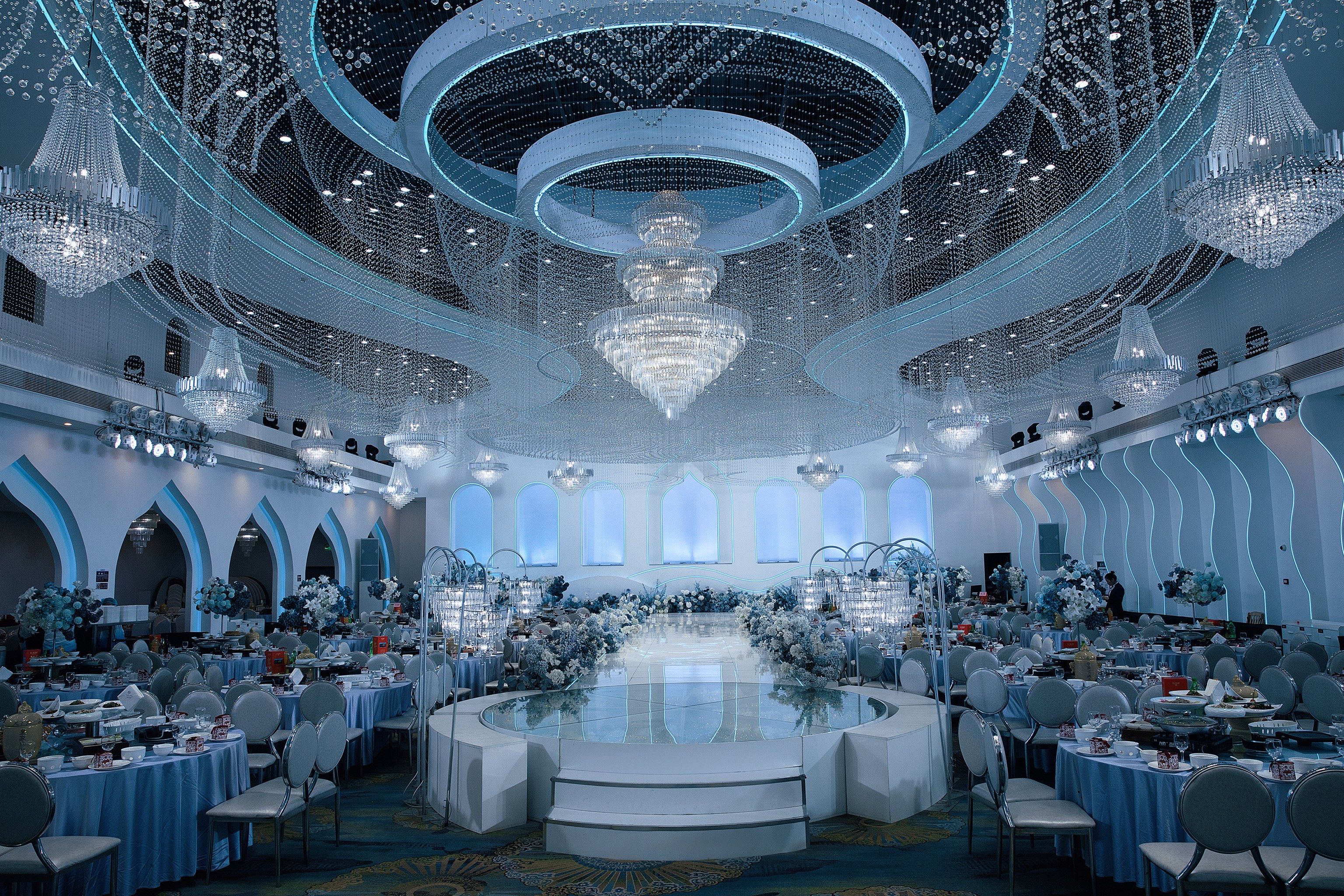 太寡淡
了,加入一些色彩鲜明一些的颜色更符合传统审美
#婚礼殿堂