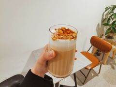 焦糖脆脆冰拿铁-PAUSE CAFE(南秀村店)