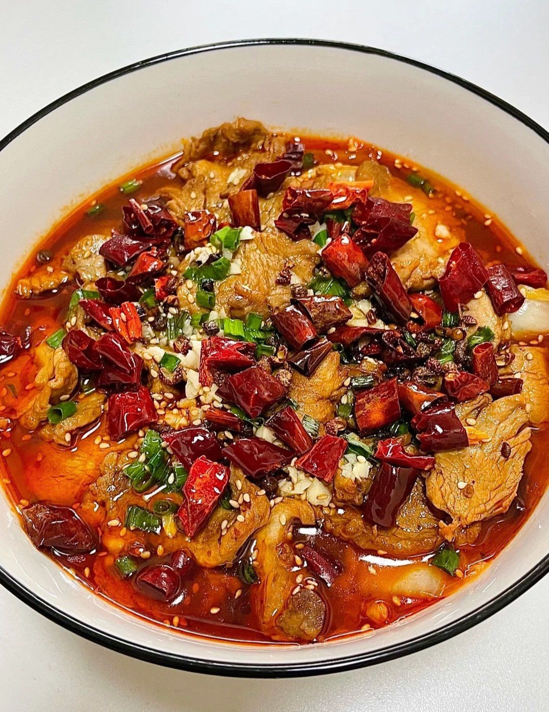 水煮肉片,红油亮泽诱人,肉片滑嫩多汁,麻辣鲜香四溢,配菜脆嫩爽口