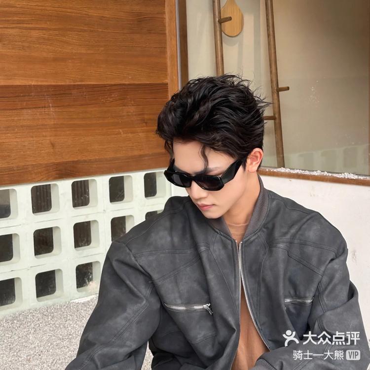 骑士—大熊 1月4日 22:12 关注 龙须背头 「骑士barber shop男士理发