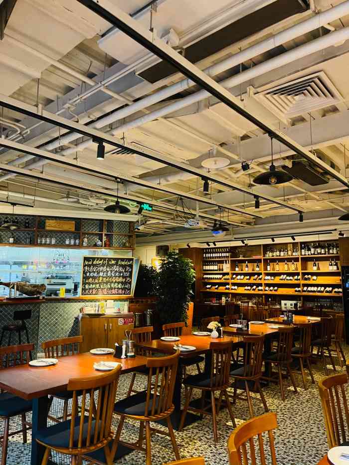 suzy酒家(亮马桥店)-"在美国使馆斜对面的草场里面,对,就存包的.