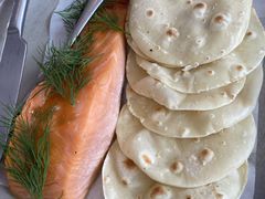 烟熏三文鱼配烤饺子皮和芥末籽酱-BOR Eatery(安福路店)