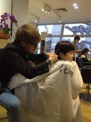 豆越店长给我儿子仔细剪头发(^○^)-icare美发沙龙