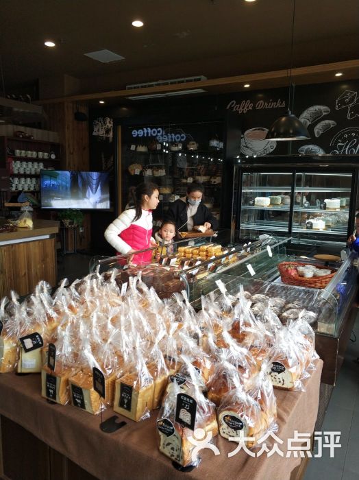 红跑车蛋糕世界