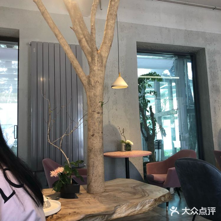 很简约的一家店，坐下来很舒服，每道甜品都像艺术品一样
