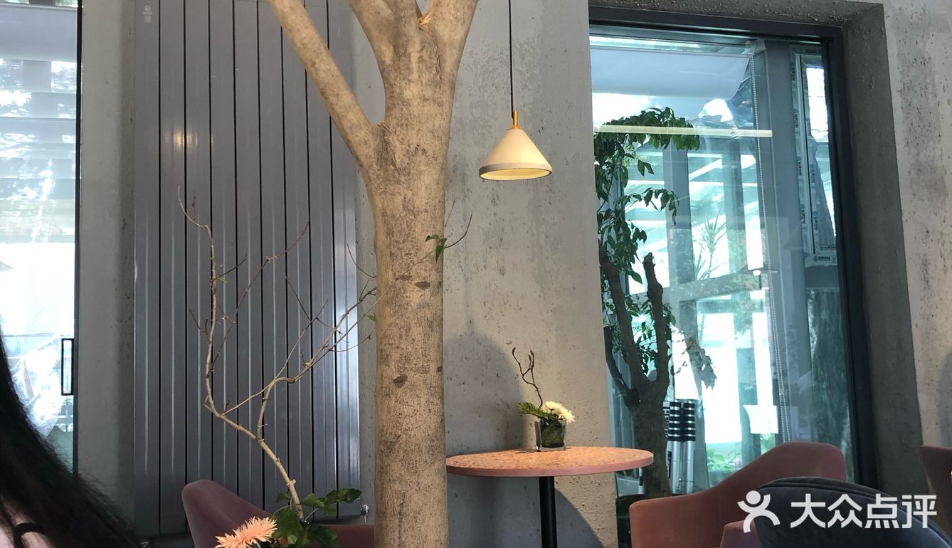 很简约的一家店,坐下来很舒服,每道甜品都像艺术品一样