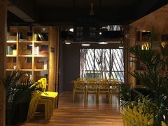 -新华里咖啡书吧(新华书店小寨店)