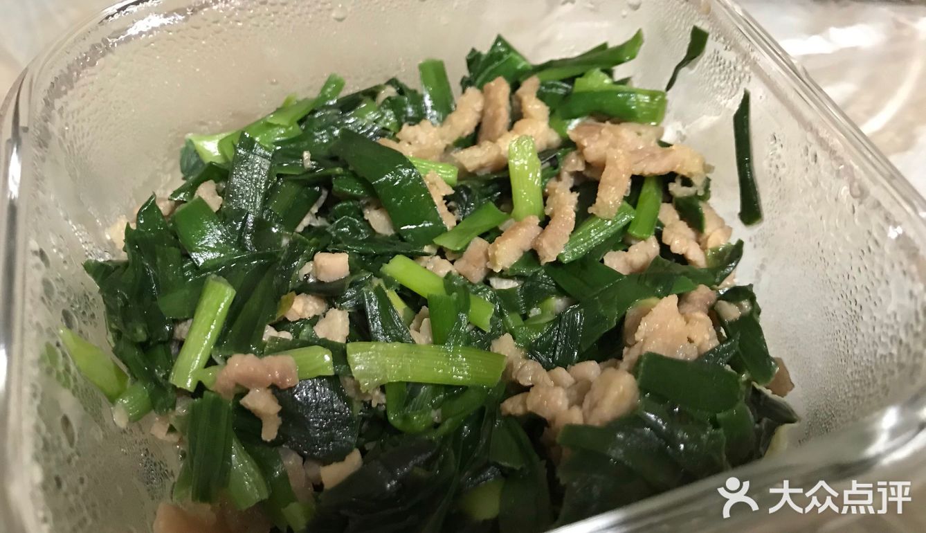 锅中放油，将牛肉丝炒熟 韭菜洗干净，切好
