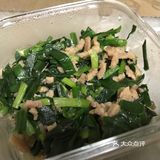 锅中放油，将牛肉丝炒熟 韭菜洗干净，切好