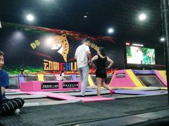 -嘿哟动霸CHUA·新潮玩运动娱乐中心·蹦床滑冰团建乐园