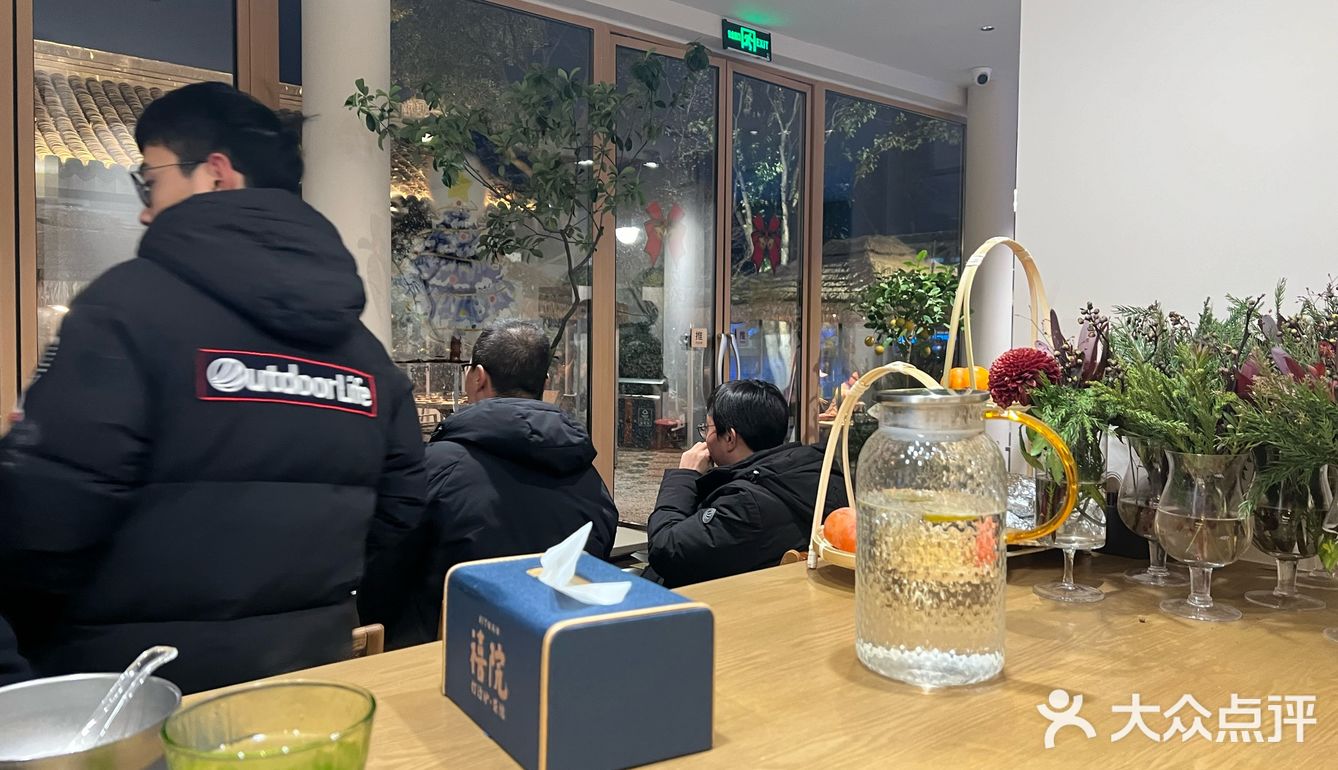 氛围不错，服务真的很一般