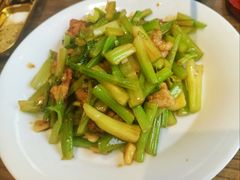 山芹炒肉-崂山水果园农家宴(泉水鸡店)