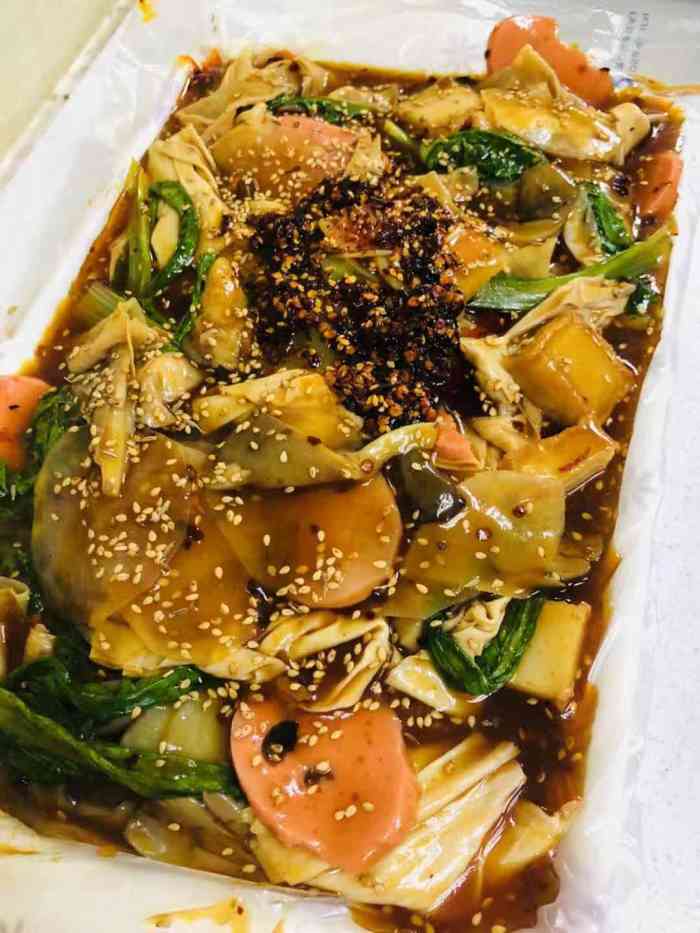 叮咚辣串(东北大学店)-"位置很好找 一走进小店里 右侧墙有很多书..."