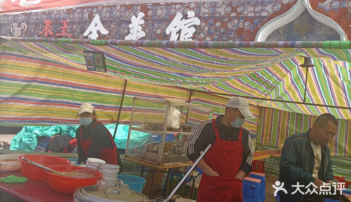 佳木斯江边大早市老八汤子面
